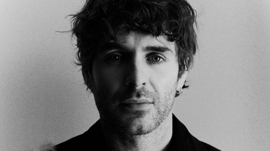 Alex Nevsky lance son cinquième album sous l’étiquette LABE