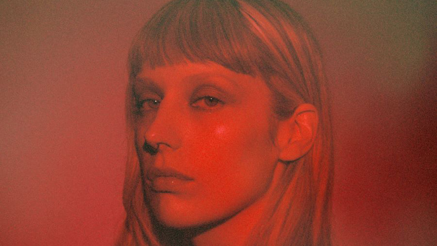 Paige Barlow chante « Et puis merde »