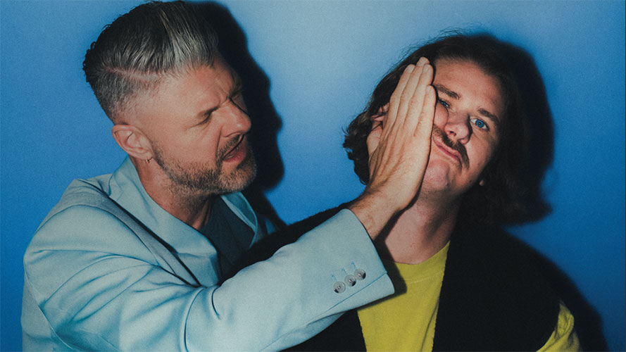 Pierre Lapointe chante « Fallait pas nous inviter » avec Voyou