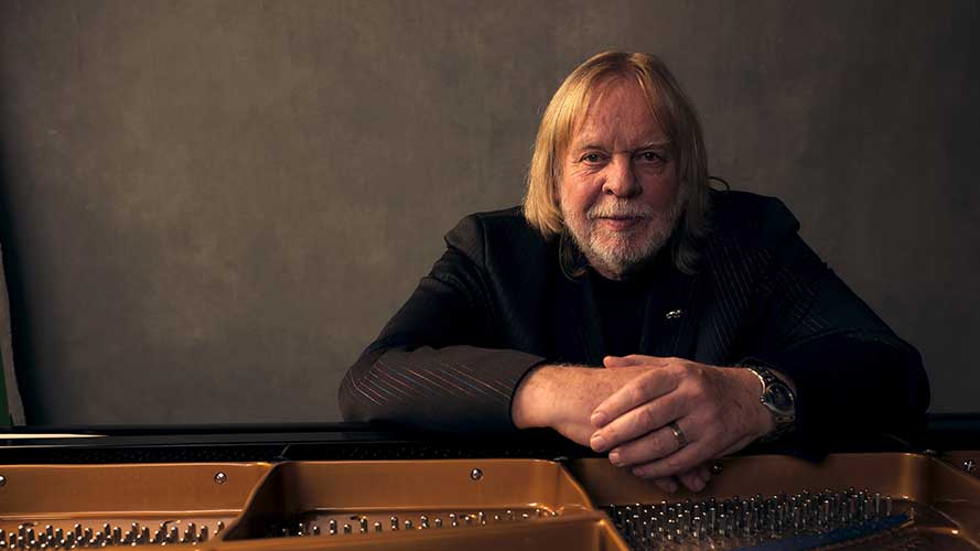 Le claviériste Rick Wakeman sortira l’album de piano « Melancholia » le 17 octobre 2025