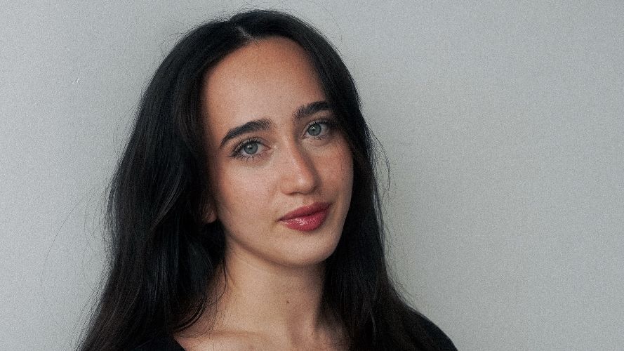 Habituée au jeu devant la caméra, Sofía Isabel Cortés Pinette cherche à oeuvrer derrière l’objectif